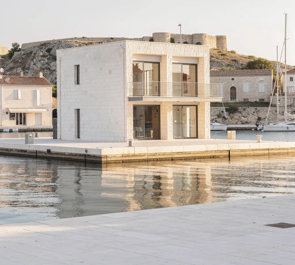 Gruissan : circulade médiévale, lagunes et plages sauvages
